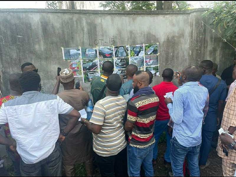 *  Members of the public scrambling to pick from the lottery cars