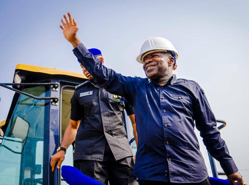 Governor Otti acknowledges cheers from the people after flagging off a section of the project at Akara in Isuikwuato.