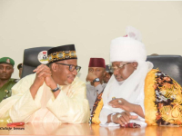 *  L-R Governor Bala Mohammed sharing ideas with the Emir of Bauchi, Dr Rilwanu Sulaiman Adamu, during the congratulatory visit held at the New Banquet Hall, Government House, Bauchi. 