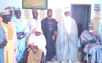 *  Sultan of Sokoto (middle) in a group photograph with delegation from National Commission of PLWD who paid him a courtesy visit in his palace.  Photo By: Ankeli Emmanuel.